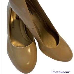 2/$6 | Comfort & Cute Patent Leather Beige pumps 👠
